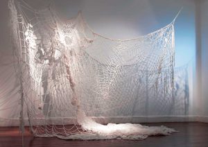 Fragmentos, 2008. Instalación Textil, Cordones de seda, gasa de algodón.  205 x 310 x 140 cm